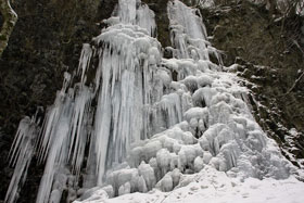 雄飛の滝氷柱群