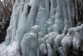 雄飛の滝氷柱群