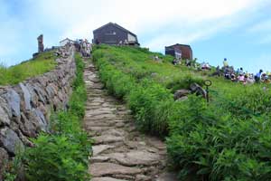 月山神社本宮へと続く石垣と階段 