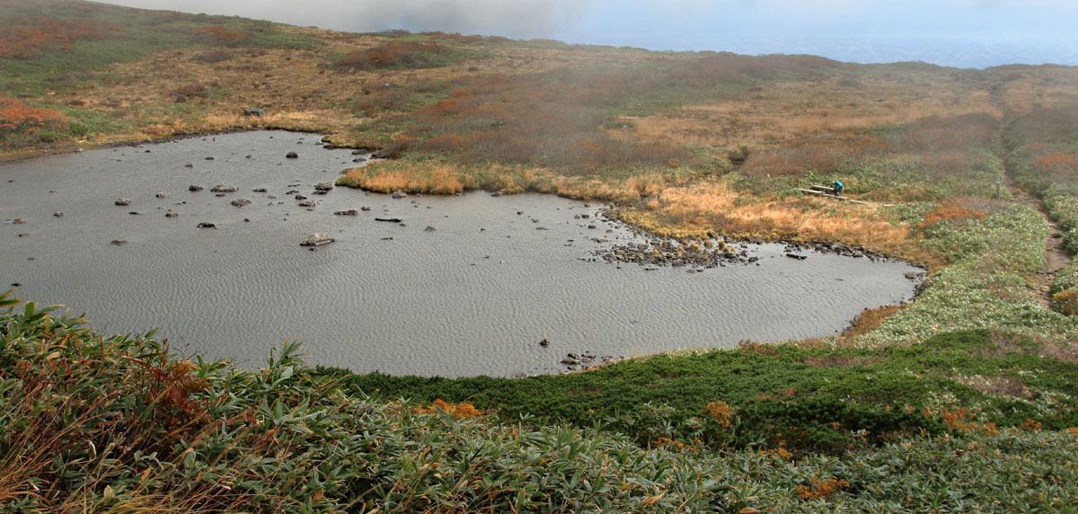 水面ギリギリの登山道（中沼）